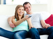 Konsumenci oglądający program w telewizji