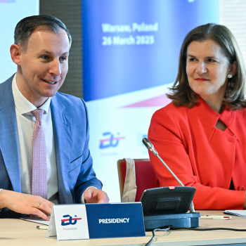 Tomasz Chróstny, Prezes Urzędu Ochrony Konkurencji i Konsumentów oraz Isabelle Pérignon, Dyrektor ds. polityki konsumenckiej w Dyrekcji Generalnej KE ds. Sprawiedliwości i Konsumentów