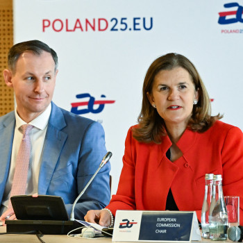 Tomasz Chróstny, Prezes Urzędu Ochrony Konkurencji i Konsumentów oraz Isabelle Pérignon, Dyrektor ds. polityki konsumenckiej w Dyrekcji Generalnej KE ds. Sprawiedliwości i Konsumentów